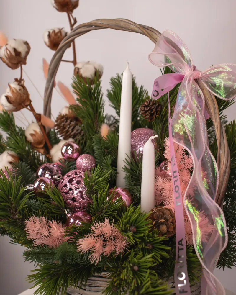 Holiday arrangement featuring dried flowers, baubles and white candles in wicker — Floritta
