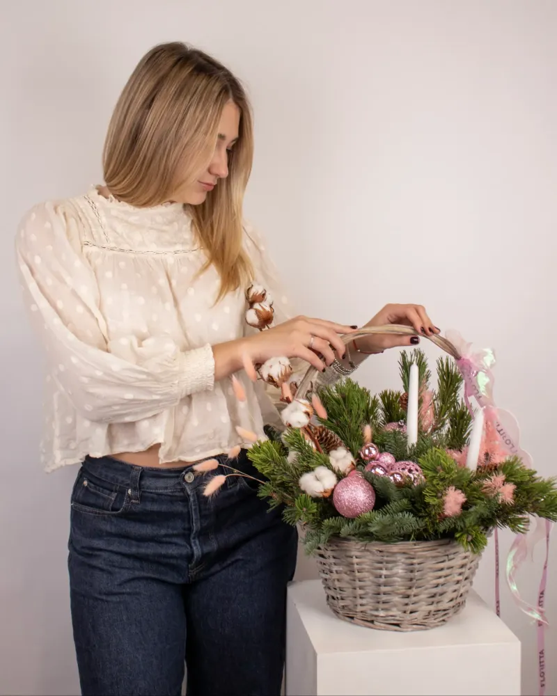 Seasonal celebration basket with cotton, pink accents and evergreen foliage — Floritta