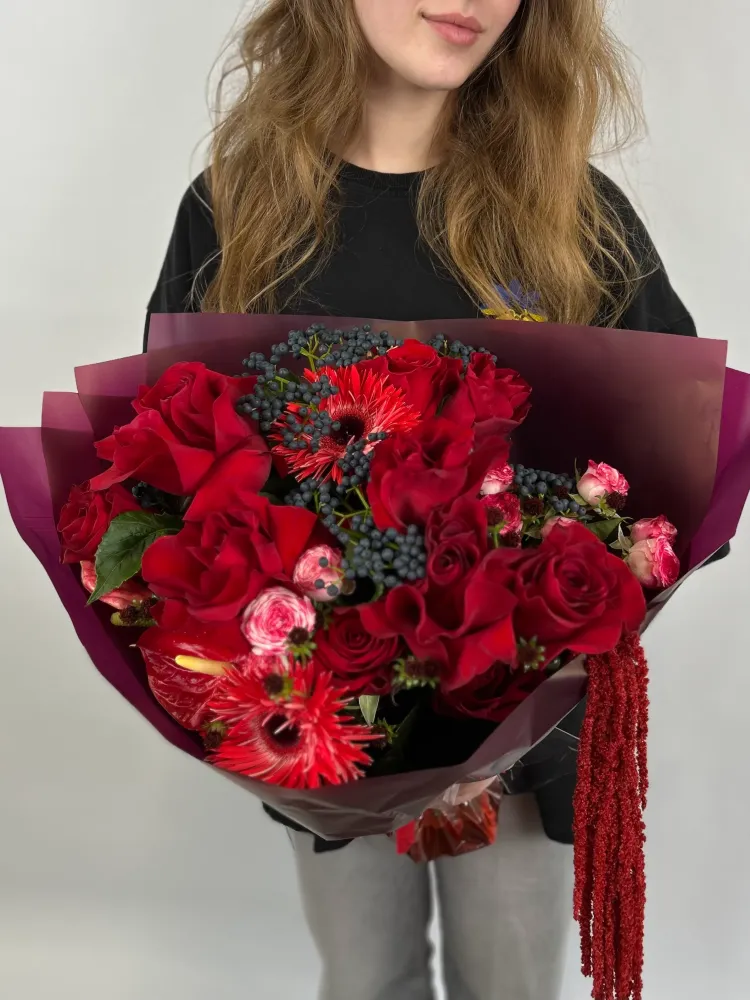 Luxurious red rose and gerbera bouquet with skimmia berries — Floritta