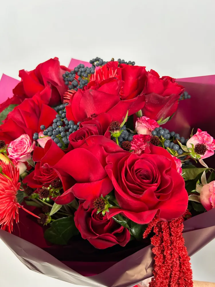 Full, romantic arrangement of red roses and pink gerberas with berries — Floritta