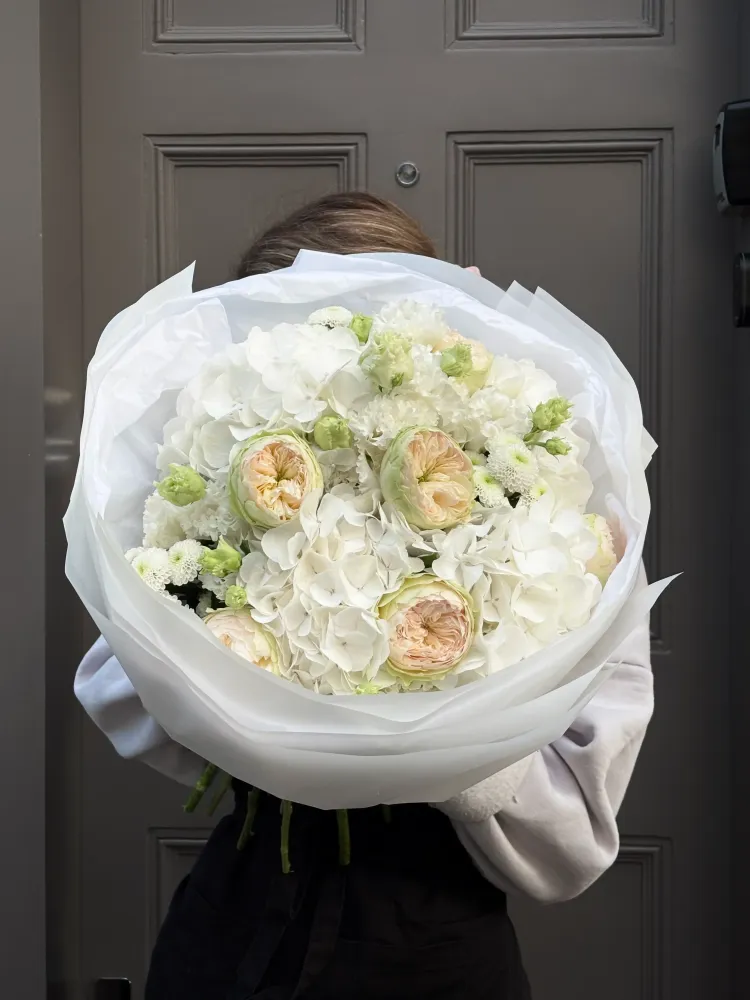 Luxe cream hydrangea and blush garden rose bouquet with skimmia — Floritta