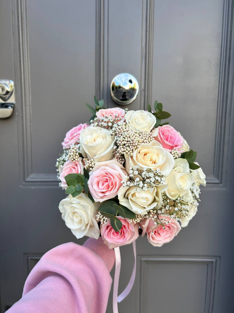 Romantic pink and cream rose bouquet with baby's breath and eucalyptus — Floritta