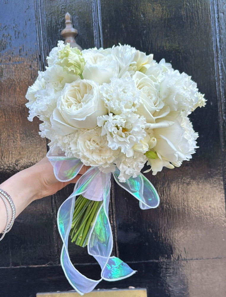 Luxurious bridal bouquet of cream roses, white peonies and carnations — Floritta