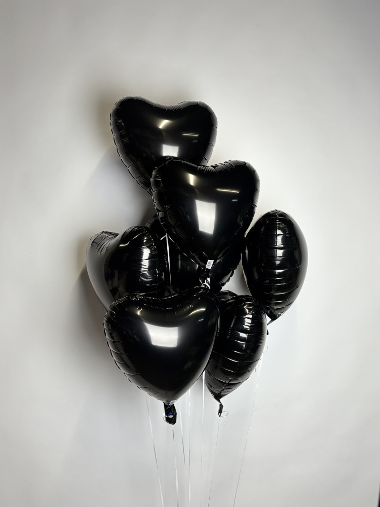 Black heart-shaped foil balloon cluster with matching round balloons — Floritta