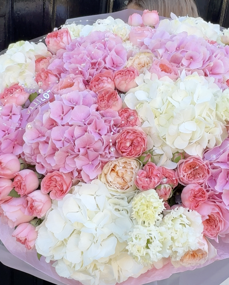 Abundant pink hydrangea, garden roses and carnation arrangement in pink wrap — Floritta