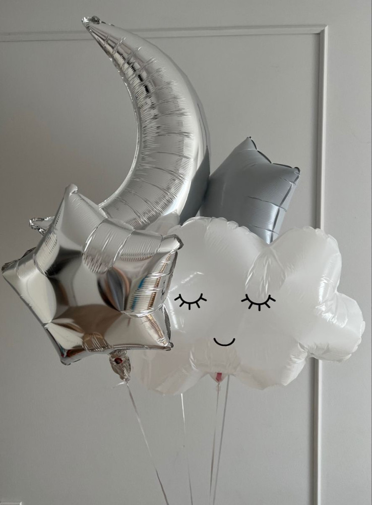 Whimsical white cloud balloon bouquet with silver stars — Floritta