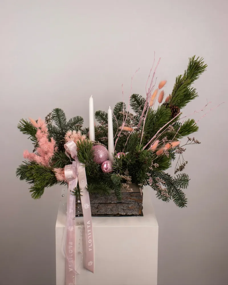 Pink dried pampas, gypsophila and festive baubles arrangement — Floritta
