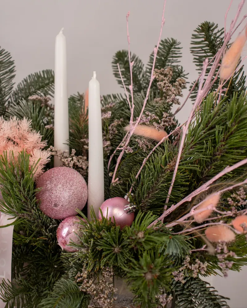 Luxe winter floral with cream candles, pink ornaments and evergreen — Floritta