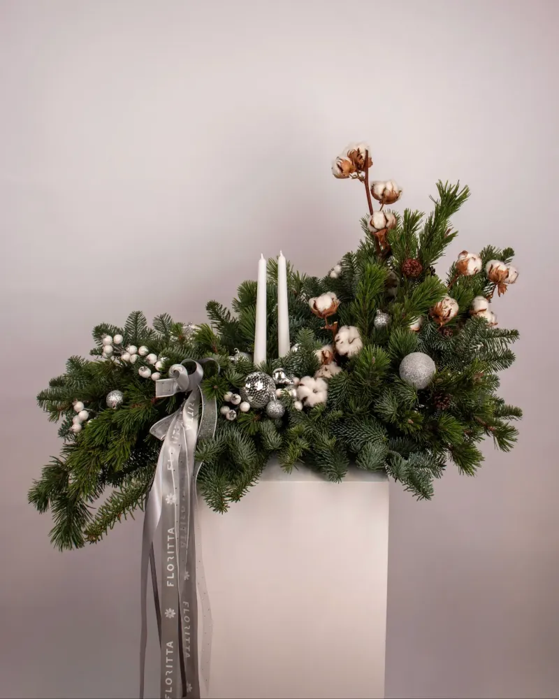Luxe festive centrepiece with cotton, conifers and silver baubles — Floritta