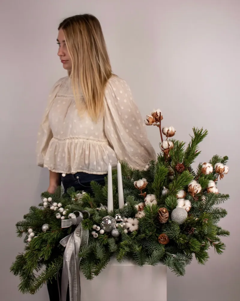 Festive table arrangement featuring cotton stems, greenery and metallic ornaments — Floritta