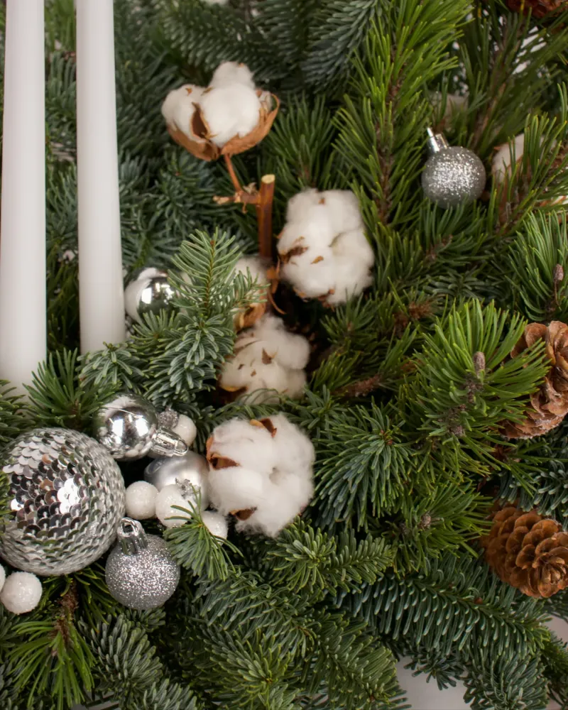 Close-up of cotton flowers and evergreen foliage with silver decorative baubles — Floritta