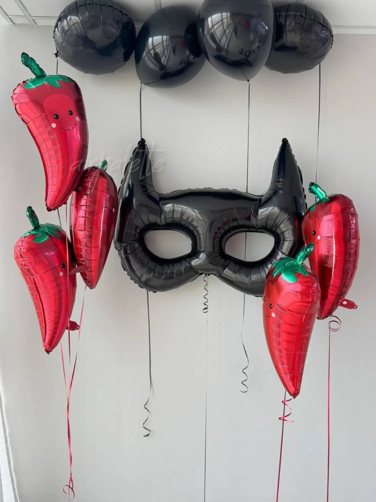 Black cat mask with red chilli pepper balloons and black sphere balloons — Floritta