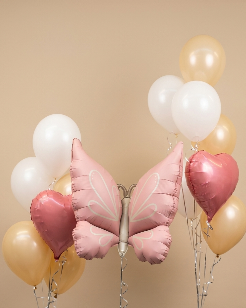 Pink butterfly and heart foil balloons with white and gold balloons — Floritta
