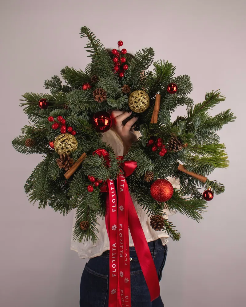 Festive Christmas wreath with red berries, baubles and cinnamon — Floritta