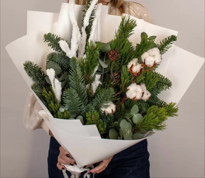 White cotton, pine and eucalyptus winter bouquet in kraft wrap — Floritta