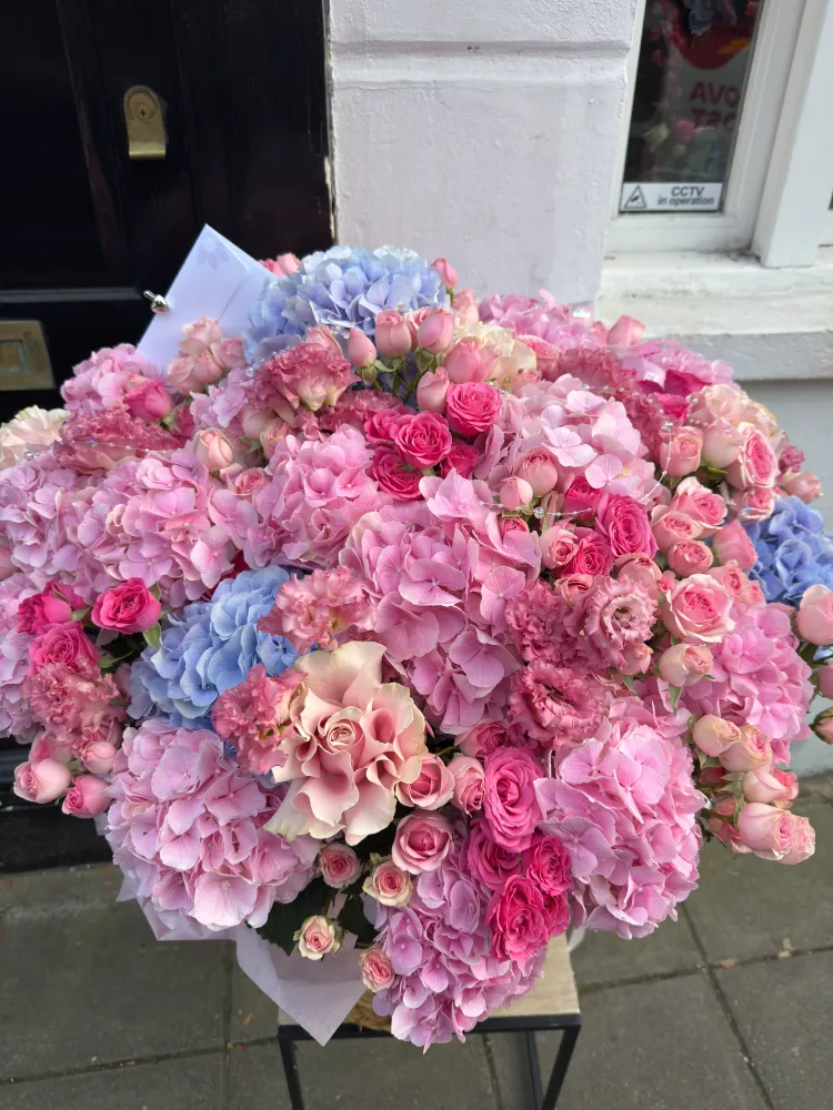 Full luxury dome of pink hydrangea, roses and carnations — Floritta