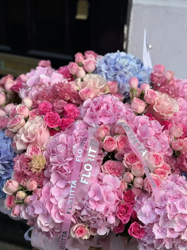 Luxury arrangement of pink hydrangeas, roses and blue hydrangea blooms — Floritta