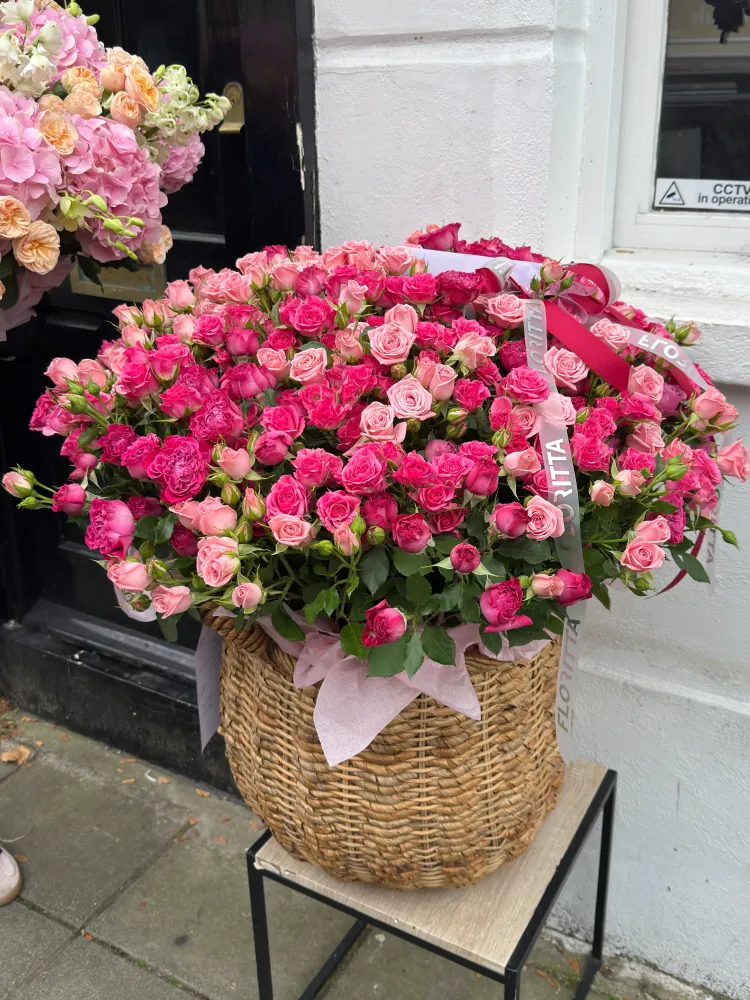 Luxury arrangement of hot pink and blush roses in woven basket — Floritta