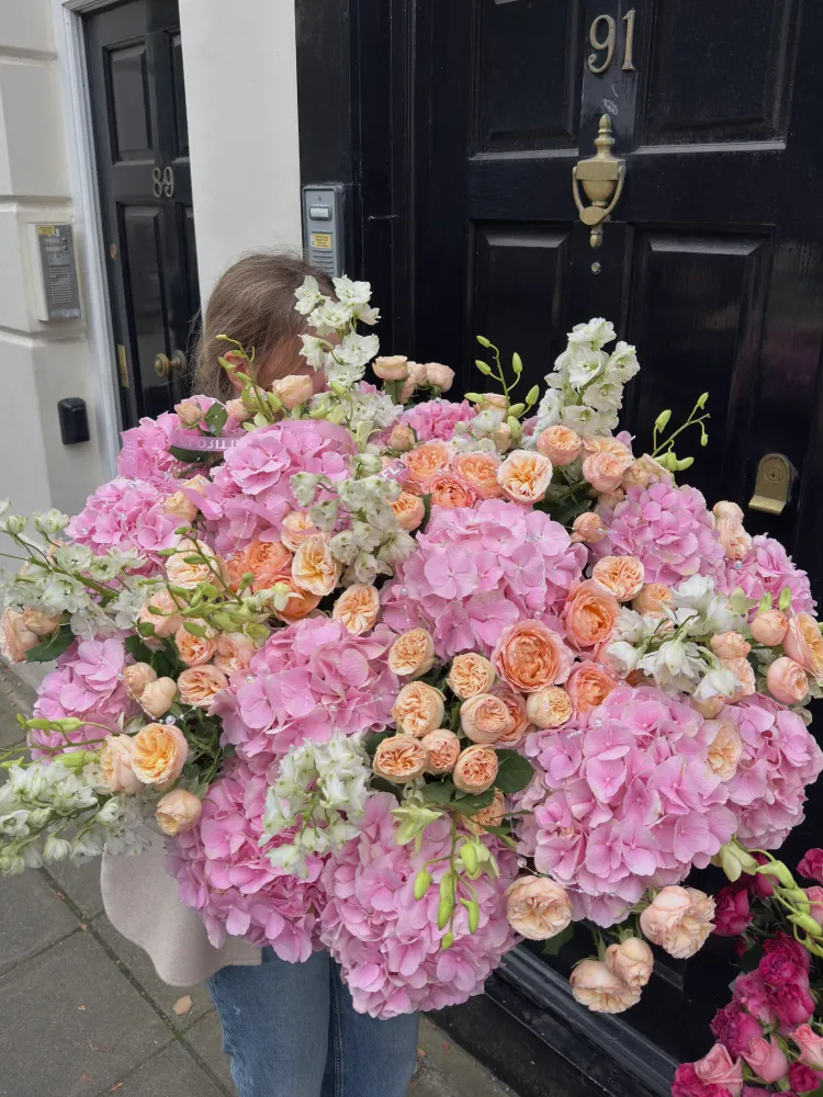 Luxury bouquet of pink hydrangeas, peach roses and white carnations — Floritta