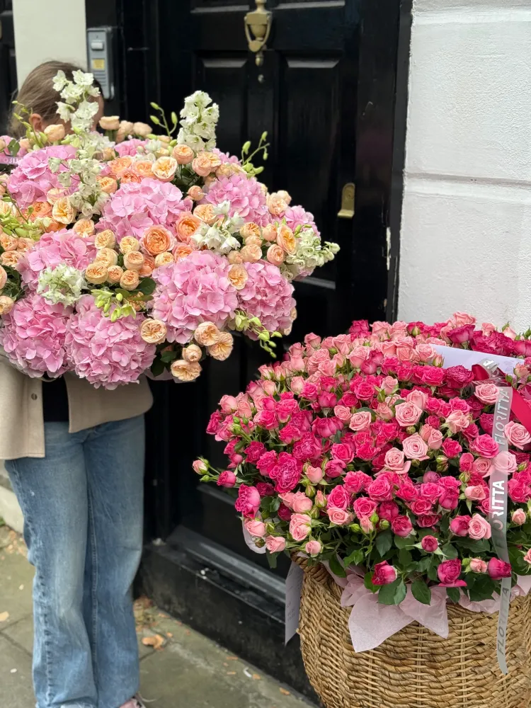 Luxury pink hydrangea and coral garden rose bouquet with stock — Floritta