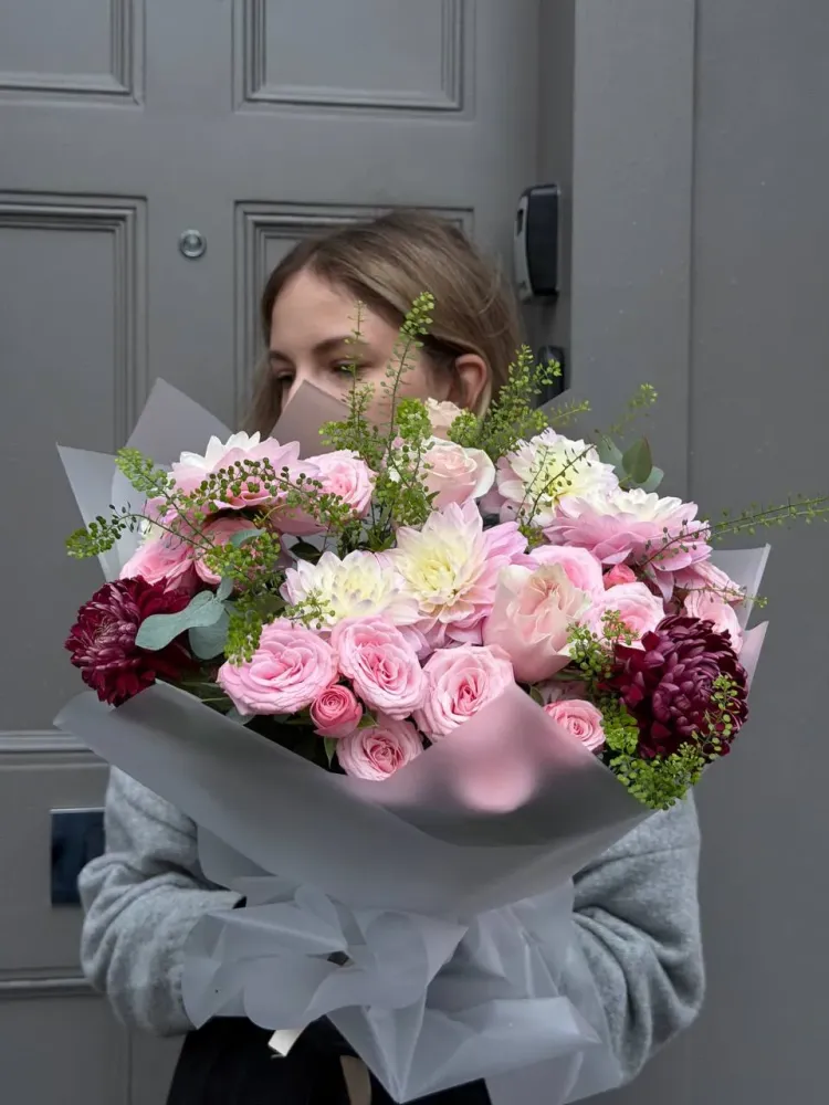 Romantic bouquet of pink roses, dahlias, peonies and greenery in white wrap — Floritta