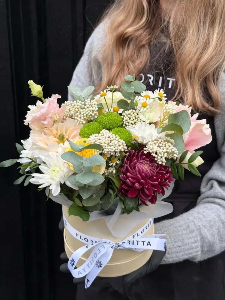 Luxe mixed bouquet with roses, dahlias and skimmia in cream vase — Floritta