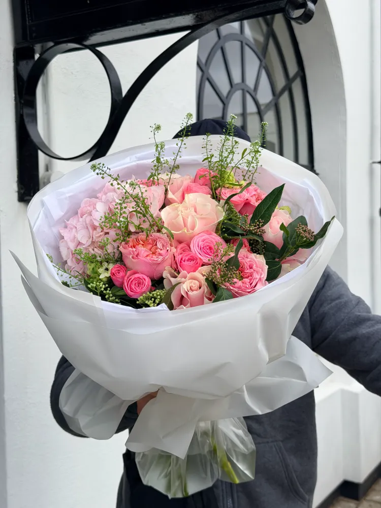 Luxurious bouquet of pink and cream roses with hydrangea — Floritta London