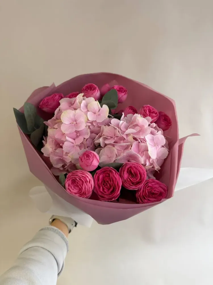 Lush bouquet of deep pink roses, hot pink ranunculus and blush hydrangeas — Floritta