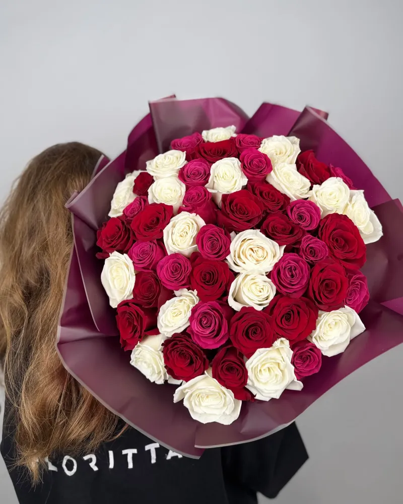 Luxury heart-shaped rose bouquet in red, magenta and white — Floritta