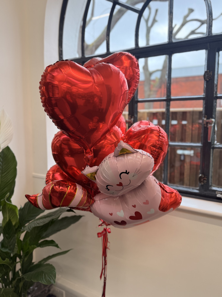 Red and pink heart foil balloons with smiling bear balloon — Floritta