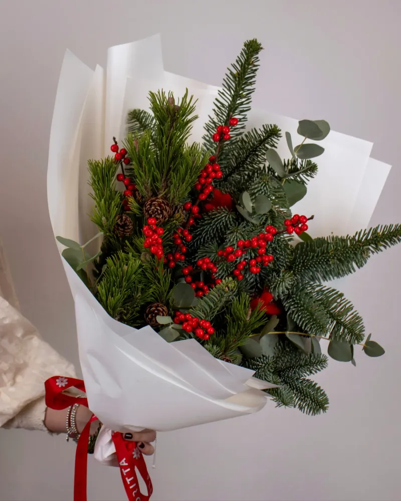 Festive red skimmia berries with spruce, pine and eucalyptus in white wrap — Floritta