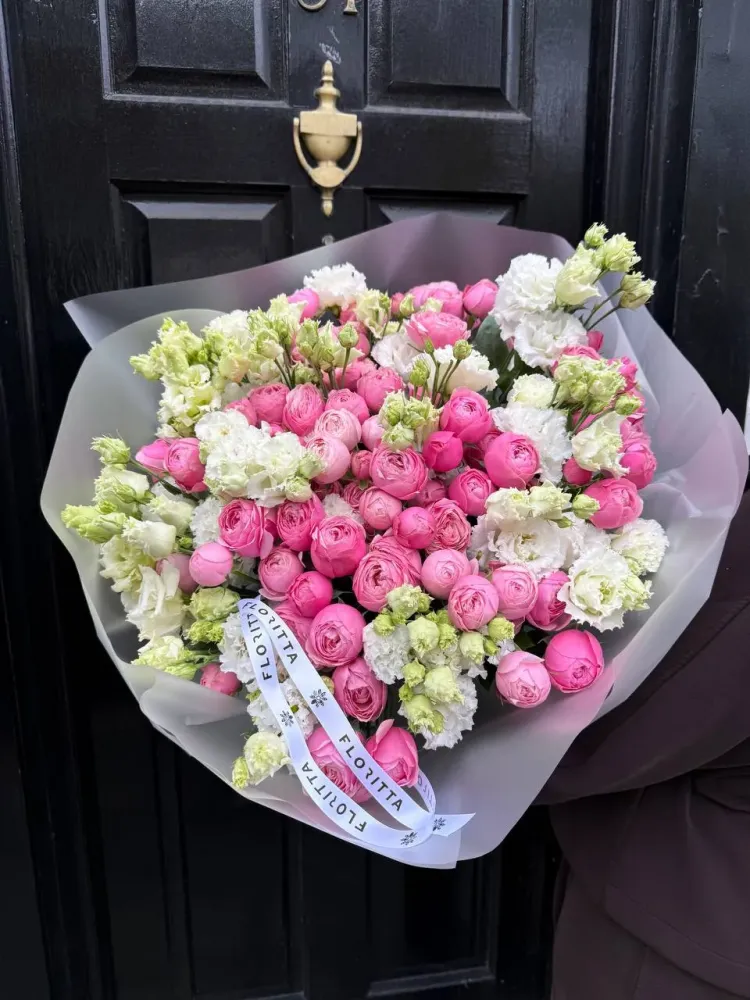 Luxury bouquet of pink roses, white carnations and green trick dianthus — Floritta