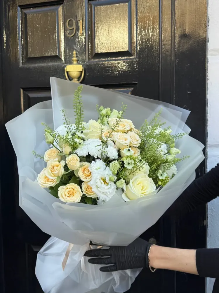 Cream roses, white carnations and asparagus fern hand-tied bouquet — Floritta