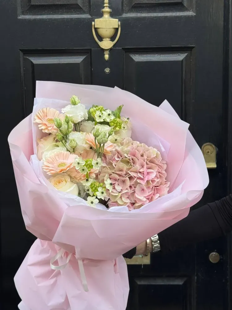 Soft pink and peach hand-tied bouquet with hydrangeas and gerberas — Floritta