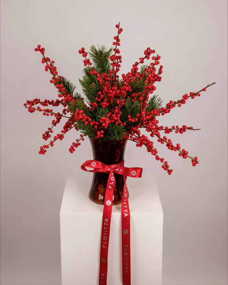 Vibrant red skimmia berries with fresh pine in glass vase — Floritta