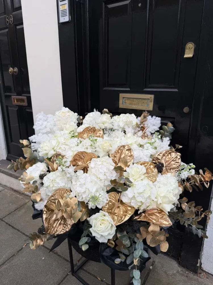 Luxury white hydrangea and rose arrangement with gold foliage — Floritta