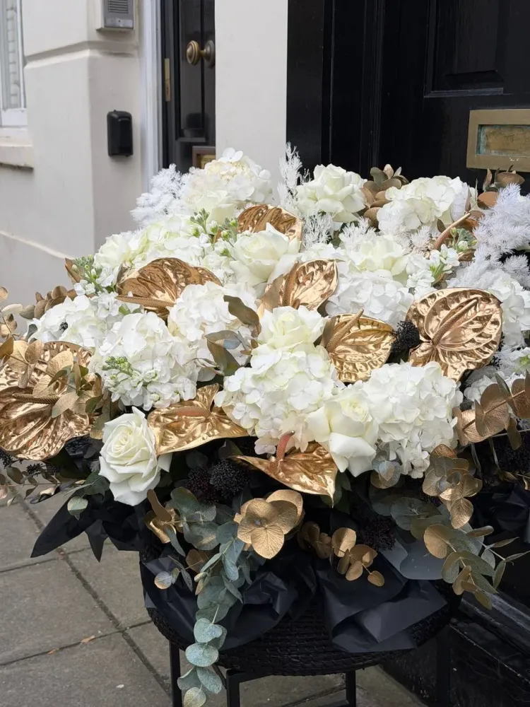 Majestic noir (hydrangeas, roses & anthurium)
