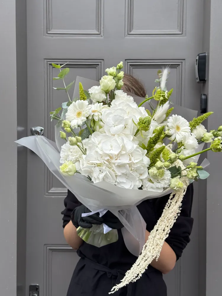 Luxury white hydrangea and rose bouquet with astilbe and pampas — Floritta