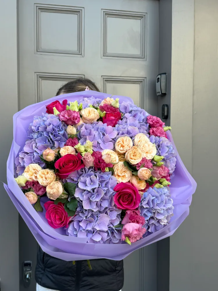 Luxe hand-tied bouquet of purple hydrangea, red roses and peach garden roses — Floritta