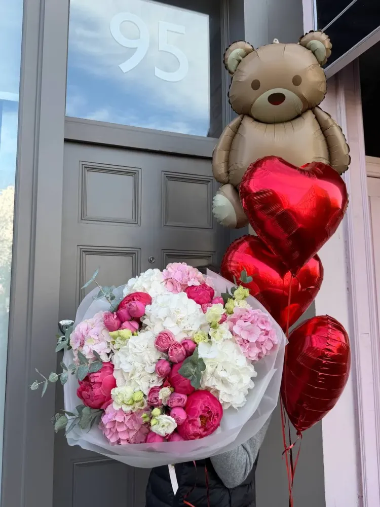 Luxe bouquet of peonies, roses and hydrangeas in hot pink and white — Floritta