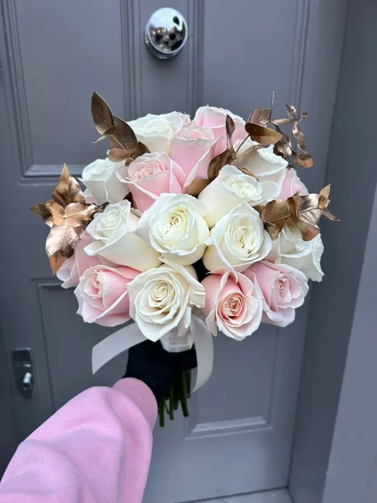 Lush bouquet of white and pink roses with bronze eucalyptus, wrapped in grey ribbon — Floritta