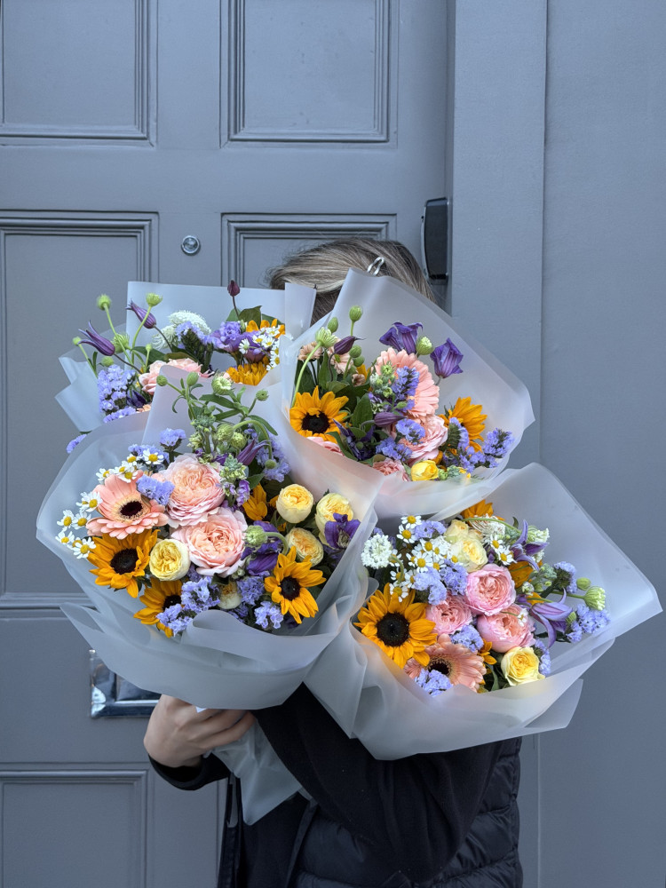 Romantic mixed bouquet with roses, sunflowers and lisianthus in white wrap — Floritta