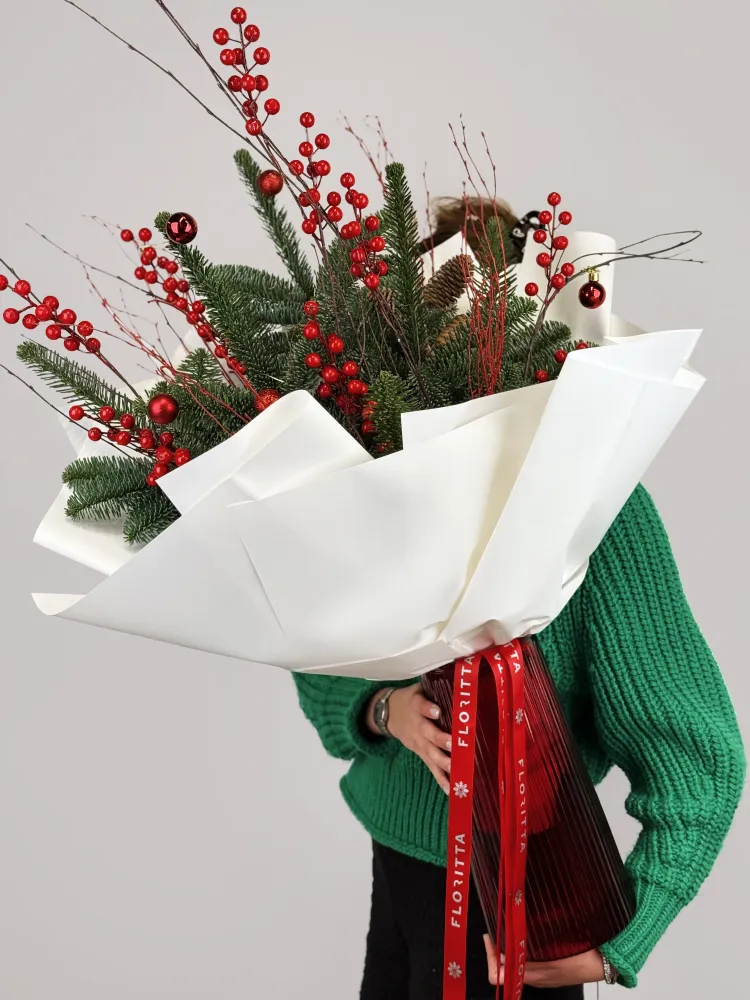 Red skimmia and hypericum berries with evergreen foliage in cream wrap — Floritta
