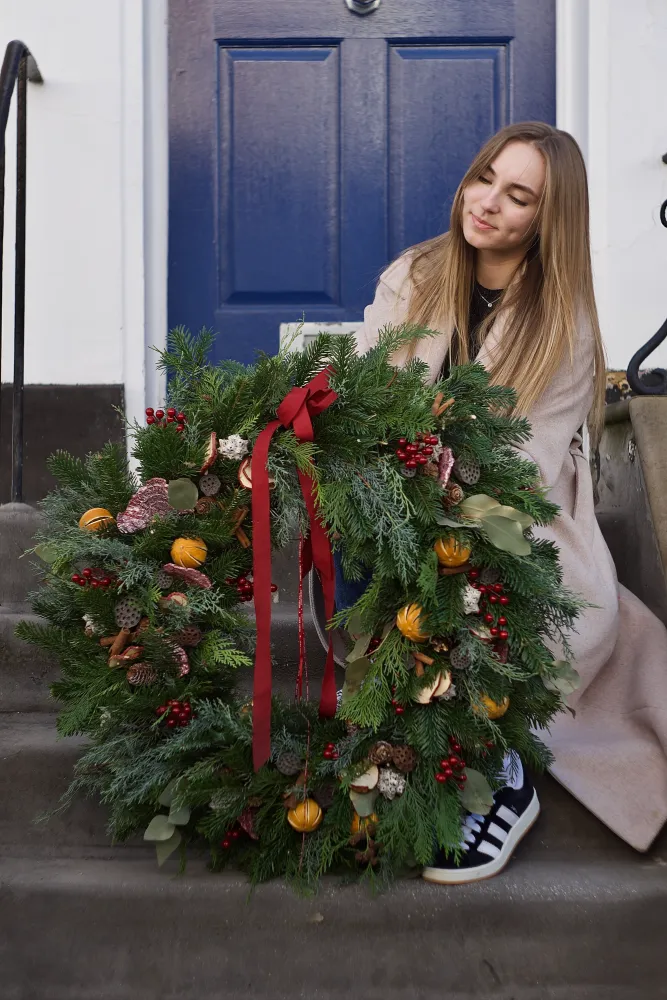 Festive wreath with evergreen, dried roses and rowan berries — Floritta