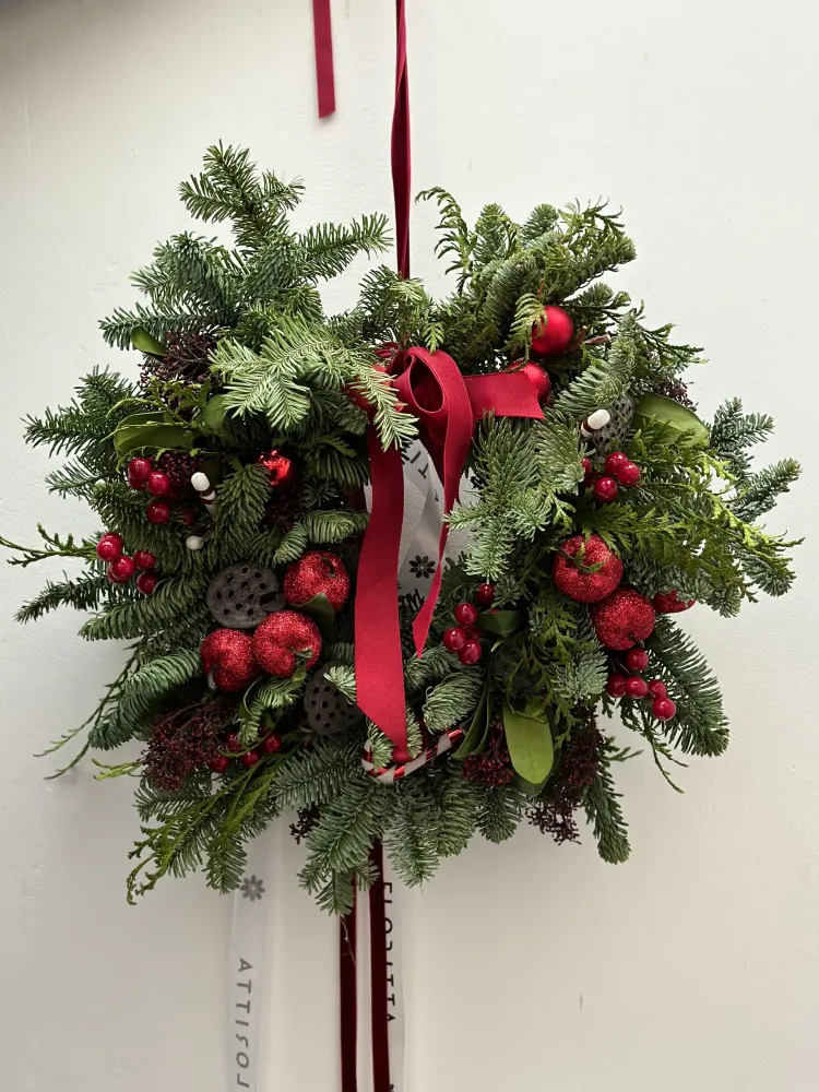 Festive Christmas wreath with red hypericum, skimmia and sparkling ornaments — Floritta