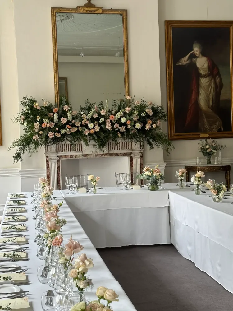 Lush blush and cream rose garland with fern on mantelpiece — Floritta