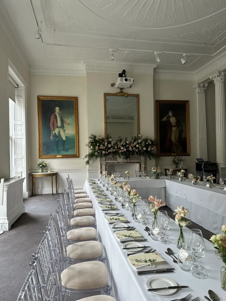 Full mantelpiece floral installation with roses, carnations and greenery — Floritta