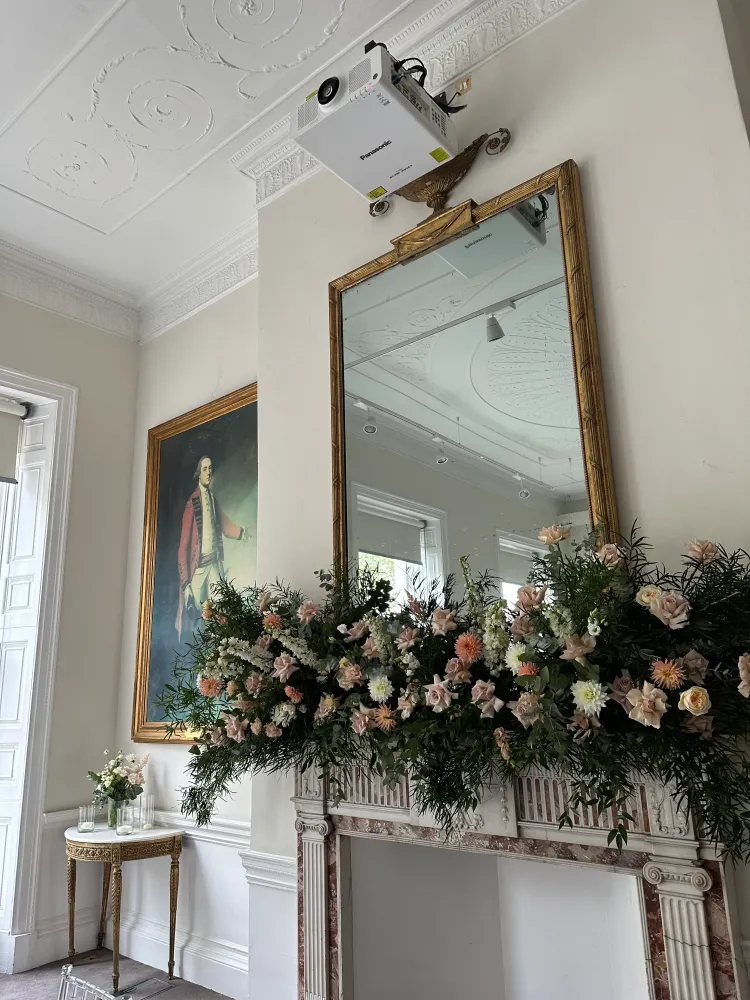 Elegant fireplace garland featuring roses, dahlias and asparagus fern — Floritta