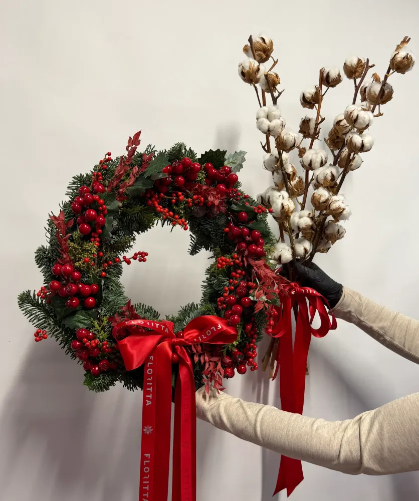 Luxe festive wreath with red berries, cotton stems and ribbon — Floritta