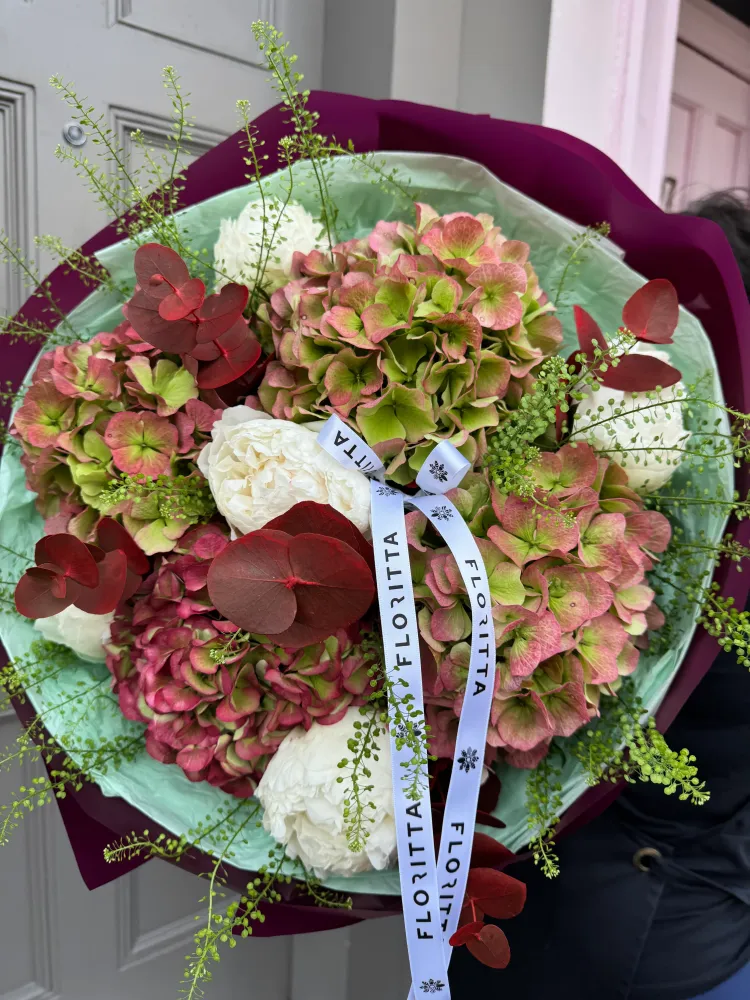 Lush hydrangea and garden rose bouquet in blush, burgundy and cream — Floritta